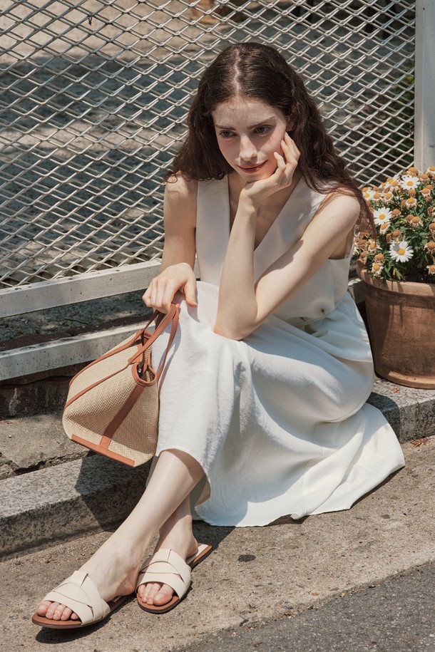 부드러운 촉감의 아이보리 컬러 슬리브리스 브이넥 원피스입니다. 레이온, 폴리에스터, 나일론 혼방 소재로 제작되었으며, A라인 핏과 벨트 세트 구성으로 로맨틱하고 러블리한 분위기를 연출합니다. 안감이 있어 비침 걱정 없이 시스루 디자인을 즐길 수 있으며, 여름철 일상룩으로 활용하기 좋습니다.
