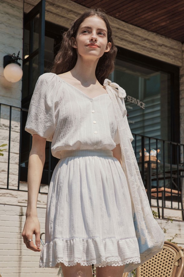 여성스러운 무드의 키튼 레이스 스커트입니다. 부드러운 면과 폴리에스테르 혼방 소재로 제작되어 편안한 착용감을 선사하며, 시원한 여름철에 어울리는 통기성을 갖췄습니다. A라인 플리츠 디자인에 허리 밴딩과 안감 처리가 되어 있어 활동성을 높였으며, 은은하게 비치는 레이스 디테일로 페미닌한 매력을 더했습니다.
