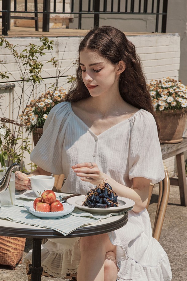 화사한 레이스 패턴과 퍼프 소매 디테일이 돋보이는 키튼 퍼프 레이스 블라우스입니다. 부드러운 면 소재로 제작되어 봄, 여름 시즌에 시원하고 편안하게 착용할 수 있으며, 페미닌한 무드를 연출합니다. 루즈핏 브이넥 디자인으로 여성스러운 실루엣을 강조하며, 약간의 비침이 있어 더욱 매력적입니다.
