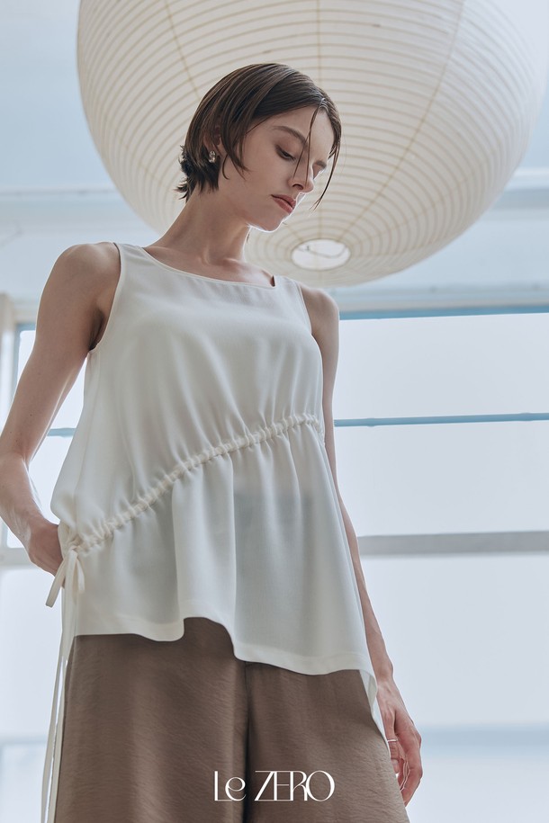 르제로 플레어 언발란스 슬리브리스 아이보리 컬러 제품입니다. 미니멀한 디자인에 라운드넥으로 깔끔함을 더했으며, 얇고 가벼운 폴리에스테르 소재로 제작되어 여름철 시원하게 착용할 수 있습니다. 언발란스 햄라인과 허리 스트링 디테일이 특징이며, 비침이 있을 수 있으니 주의하여 착용하십시오. 루즈핏으로 편안한 착용감을 선사합니다.
