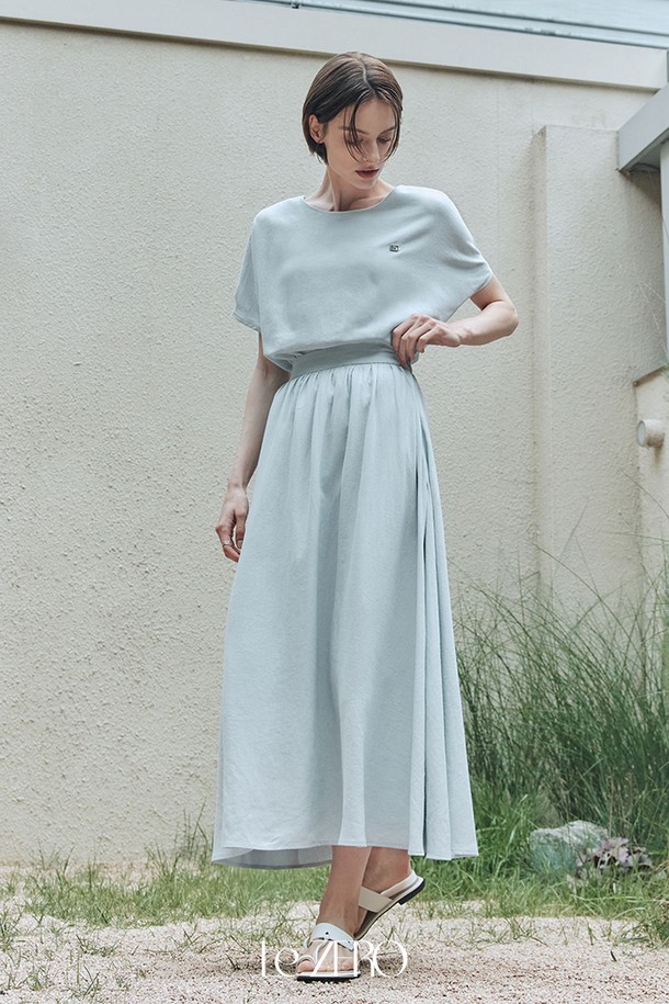 산뜻한 스카이 블루 컬러의 르제로 쿨 린넨 블라우스 & 스커트 세트입니다. 린넨, 레이온, 폴리에스테르 혼방의 부드러운 촉감과 루즈핏으로 편안하게 착용 가능하며, 라운드넥 반소매 디자인에 블라우스 밑단과 스커트 허리 밴딩으로 활동성을 더했습니다. 우아하고 러블리한 무드를 연출하며, 단품으로도 활용할 수 있어 데일리룩 또는 일상복으로 좋습니다.
