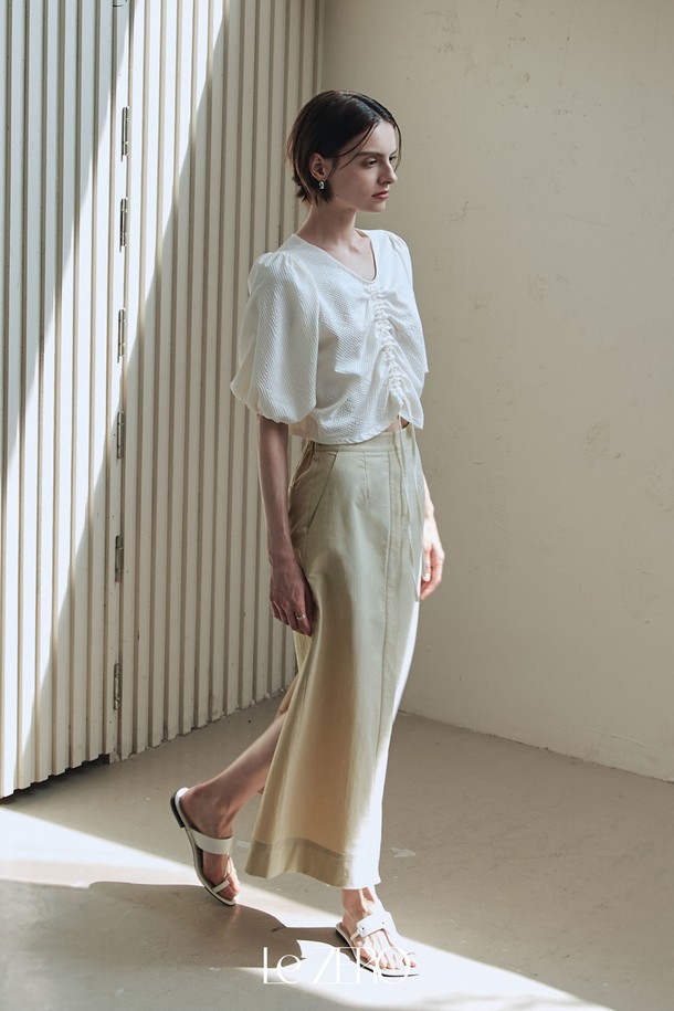 르제로 시어서커 스트링 블라우스 / 크림은 여름에 시원하게 즐길 수 있는 여성 블라우스입니다. 크림색상의 레귤러 핏으로, 폴리에스테르 소재의 시어서커 패턴이 특징이며, 브이넥 디자인에 반소매와 퍼프 소매, 밴딩 커프스로 페미닌한 무드를 더했습니다. 앞면 스트링으로 핏을 조절할 수 있어, 다양한 스타일 연출이 가능합니다.
