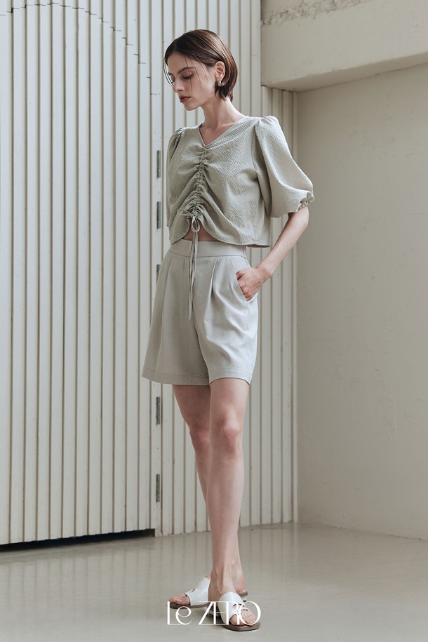 르제로 시어서커 스트링 블라우스는 카키 베이지 컬러의 여성 블라우스입니다. 봄, 여름 시즌에 어울리는 이 블라우스는 브이넥 디자인에 편안한 핏으로 우아한 스타일을 연출합니다. 볼륨감 있는 퍼프 소매와 소매 끝 밴딩 처리, 전면 스트링 디테일이 특징이며, 폴리에스테르 소재의 시어서커 패턴으로 제작되었습니다.
