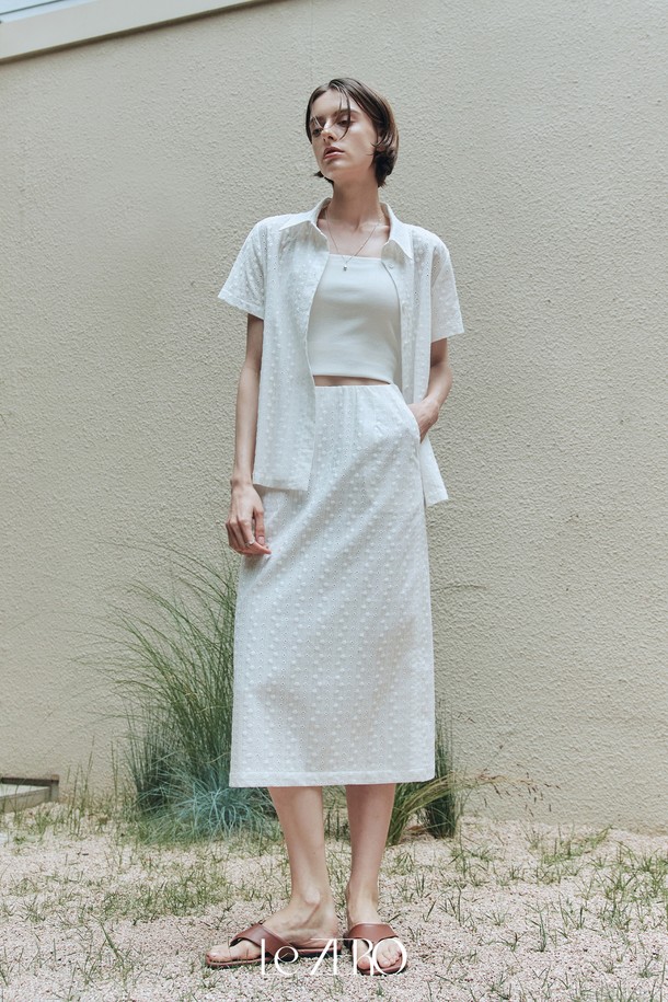 르제로 에어코튼 레이스 스커트는 부드러운 면 소재로 제작되어 봄, 여름 시즌 데일리 룩에 적합한 여성용 레이스 스커트입니다. 우아한 H라인 핏에 플라워, 스트라이프 패턴의 레이스 디테일이 돋보이며, 얇고 시스루 디자인으로 시원한 착용감을 선사합니다. 바이오 가공 처리 및 이너 라이닝을 더해 섬세하면서도 편안한 착용감을 느낄 수 있습니다.
