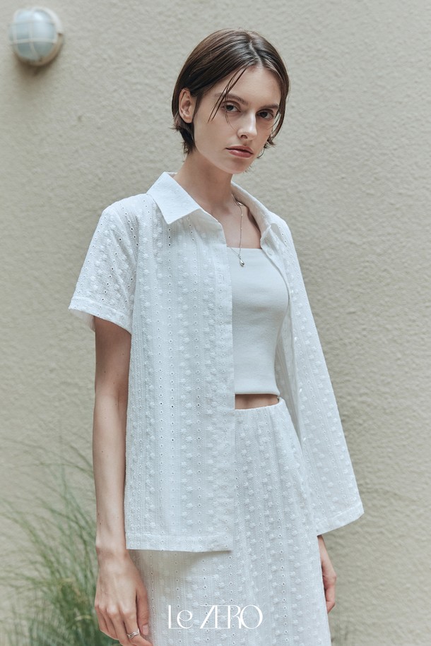 르제로 에어코튼 레이스 셔츠는 여성용 상의로, 봄과 여름에 어울리는 릴랙스핏 디자인의 셔츠/블라우스입니다. 부드러운 면 소재로 제작되었으며, 얇은 두께감과 칼라 네크라인, 반소매 기장이 특징입니다. 에코 친화적 바이오 가공 처리된 화이트 컬러의 셔츠로, 꽃과 스트라이프 자수 레이스 패턴이 섬세하게 표현되어 베이직하면서도 여성스러운 분위기를 연출합니다.
