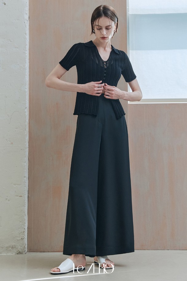 르제로 아이스 펀칭 카라 가디건은 부드러운 면 소재로 제작되어 흡습 및 통기성이 뛰어납니다. 미니멀한 디자인에 펀칭과 골지 패턴, 웨이브 및 스캘럽 니트 디테일이 더해져 세련된 분위기를 연출하며, 릴렉스 핏과 반소매 기장으로 편안한 착용감을 제공합니다. 블랙 컬러와 레귤러 기장으로 다양한 스타일 연출에 활용하기 좋은 여름철 여성 의류입니다.
