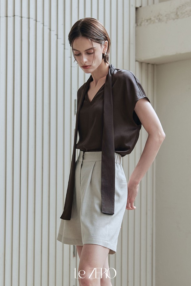 르제로 글로우 타이 블라우스는 플럼 브라운 컬러의 여성 블라우스입니다. 부드럽고 실키한 촉감의 폴리에스테르 소재로 제작되었으며, 은은한 광택과 약간의 신축성이 특징입니다. 타이넥 디자인과 넥라인 셔링 디테일, 넓은 숄더라인, 돌먼 소매, 시원한 착용감으로 우아하고 베이직한 스타일을 연출합니다.
