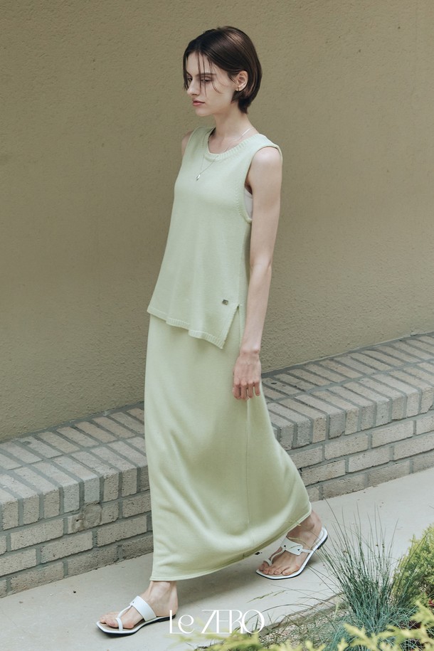 **[세트] 르제로 네오 나시 니트 & 스커트 / 라이트 올리브**는 봄, 여름 시즌에 어울리는 여성용 니트 세트입니다. 라이트 올리브 컬러의 무지 디자인으로 미니멀한 스타일을 연출하며, 릴랙스핏의 H라인 롱스커트와 민소매 라운드넥 니트가 세련된 조화를 이룹니다. 아크릴, 레이온, 린넨, 폴리에스테르 혼방 소재로 제작되어 흡습 및 통기성이 뛰어나 쾌적하며, 신축성 있는 촉감과 자연스러운 드레이프가 특징입니다.
