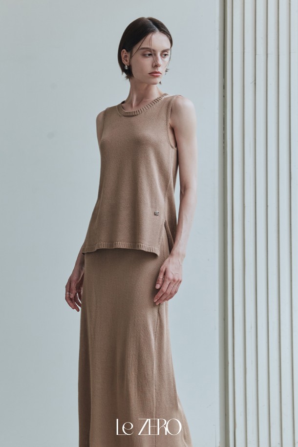 **[세트] 르제로 네오 나시 니트 & 스커트 / 라이트 브라운**

미니멀하고 엘레강스한 무드의 르제로 네오 세트는 부드러운 촉감의 아크릴, 레이온, 린넨, 폴리에스테르 혼방 소재로 제작되어 여름철에도 시원하게 착용 가능합니다. 릴랙스핏의 H라인 롱스커트와 민소매 니트 상의가 자연스러운 실루엣을 연출하며, 77사이즈까지 편안하게 착용할 수 있습니다. 흡습 기능과 안감이 있어 쾌적하며, 라이트 브라운 컬러가 은은한 분위기를 더합니다.
