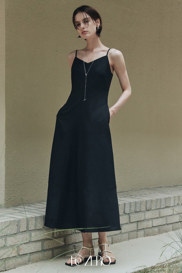 르제로 코튼 린넨 원피스 블랙은 부드러운 촉감의 면과 린넨 혼방 소재로 제작되어 여름철 데일리 또는 리조트룩으로 활용하기 좋습니다. 슬림 숄더 스트랩과 백 턱 디테일이 로맨틱한 무드를 더하며, A라인 핏과 브이넥 디자인으로 여성스러운 실루엣을 완성합니다. 신축성이 있어 편안하게 착용 가능하며, 비침 걱정 없이 시원하게 즐길 수 있습니다.
