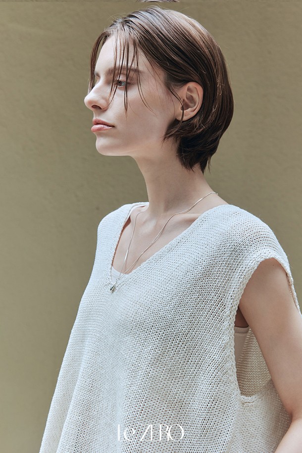 르제로 아이스 브리즈 브이넥 베스트는 시원하고 쾌적한 착용감을 선사하는 여성용 여름 니트입니다. 면과 레이온 혼방 소재에 종이(닥섬유)를 더해 흡습 및 속건 기능을 갖췄으며, 루즈한 니트 짜임과 부드러운 촉감으로 편안함을 더했습니다. 아이보리 컬러의 민소매 디자인과 베이직하면서도 미니멀한 스타일로 다양한 룩에 활용하기 좋으며, 오버핏 또는 루즈핏으로 자연스러운 실루엣을 연출합니다.
