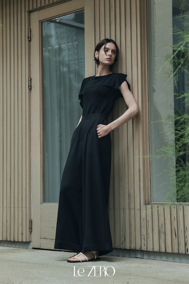 르제로 썸머 플로우 케이프 니트는 우아하고 미니멀한 스타일을 연출하는 여성 상의입니다. 블랙 컬러의 민소매 디자인으로, 린넨, 아크릴, 레이온, 폴리에스테르 혼방 소재를 사용하여 여름철에도 시원하고 편안하게 착용할 수 있습니다. 라운드넥과 릴랙스 핏으로 자연스러운 실루엣을 선사하며, 비대칭 테이프 디테일과 레이어드 테이프 장식이 특징입니다.
