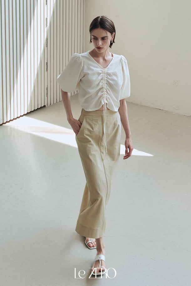 르제로 스티치 롱 스커트 / 베이지는 여름에 어울리는 여성 롱스커트입니다. 베이직하고 미니멀한 디자인으로 면, 나일론, 스판덱스 혼방 소재의 부드러운 촉감과 릴랙스 핏이 편안함을 선사합니다. H라인 핏에 무지 패턴, 슬릿 디테일, 톤온톤 스티치, 자연스러운 드레이프가 특징이며, 비침 없이 중간 두께감으로 제작되었습니다.
