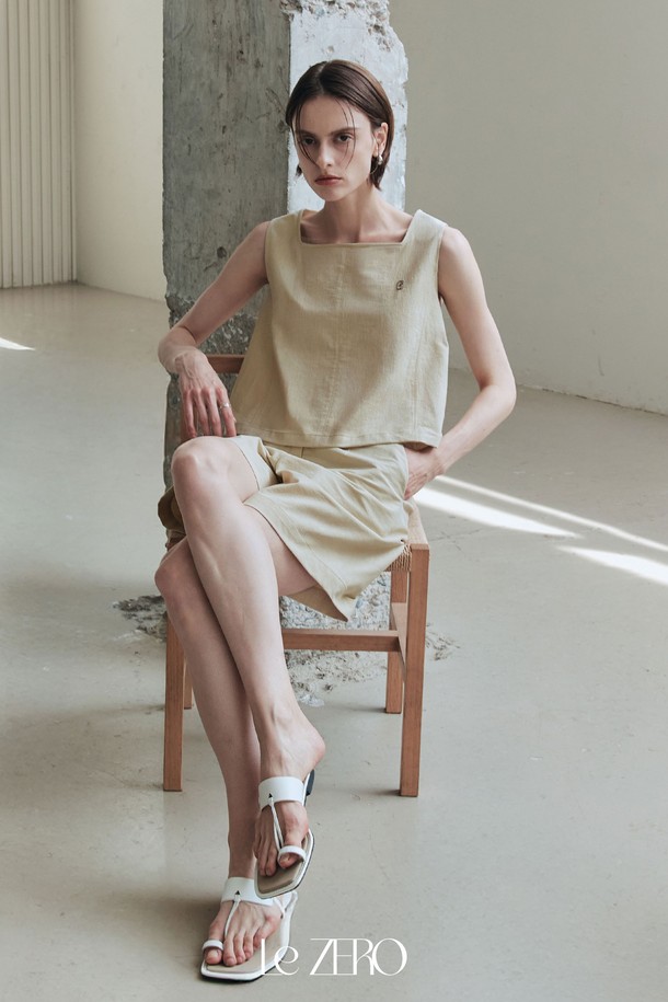 르제로 스티치 스퀘어 넥 슬리브리스는 우아하고 미니멀한 스타일을 연출해 주는 여성 상의입니다. 베이지 컬러에 톤온톤 스티치 디테일이 더해져 은은한 포인트를 주고, 앞면 펜던트와 뒷면 3개의 버튼 디테일이 여성스러운 무드를 자아냅니다. 면, 나일론, 스판덱스 혼방 소재로 제작되어 봄, 여름철 릴랙스 핏으로 편안하게 착용 가능하며, 플레어 밑단과 깔끔한 봉제로 세련된 실루엣을 완성합니다.
