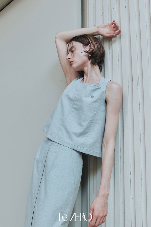 르제로 스티치 스퀘어 넥 슬리브리스는 미니멀하고 베이직한 스타일의 여성 여름 의류입니다. 면, 나일론, 스판덱스 혼방 소재로 제작되어 릴랙스 핏과 뛰어난 신축성을 제공하며, 적당한 두께감으로 편안한 착용감을 선사합니다. 스퀘어 넥 라인과 톤온톤 스티치, 전면 펜던트 장식, 후면 버튼 디테일, 자연스러운 슬릿으로 포인트를 더한 블루 컬러의 슬리브리스입니다.
