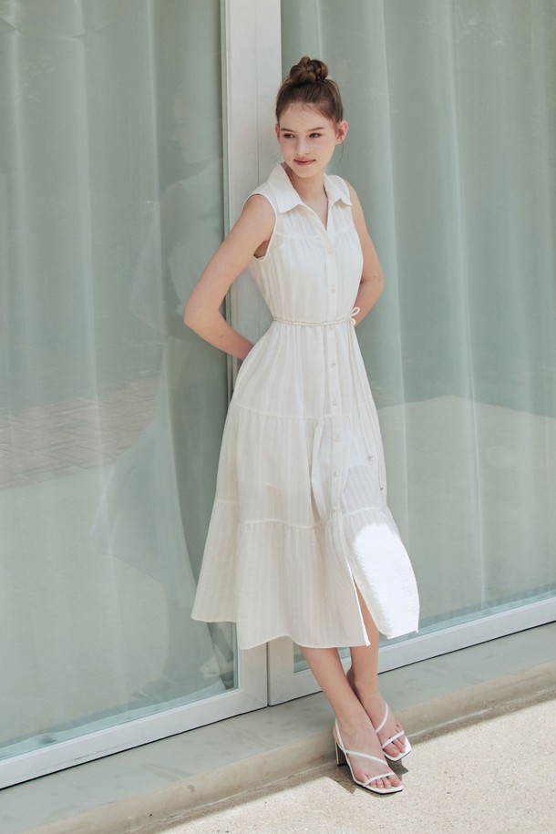 부드러운 촉감의 아이보리 컬러 셔츠 원피스입니다. 면, 레이온, 폴리에스터 혼방 소재로 제작되어 여름철 데일리룩과 휴가지에서 우아하게 연출할 수 있습니다. 민소매 디자인에 레이스 패턴이 더해져 여성스러운 분위기를 자아내며, 허리 스트랩과 이너 원피스가 함께 구성되어 실용성을 높였습니다.
