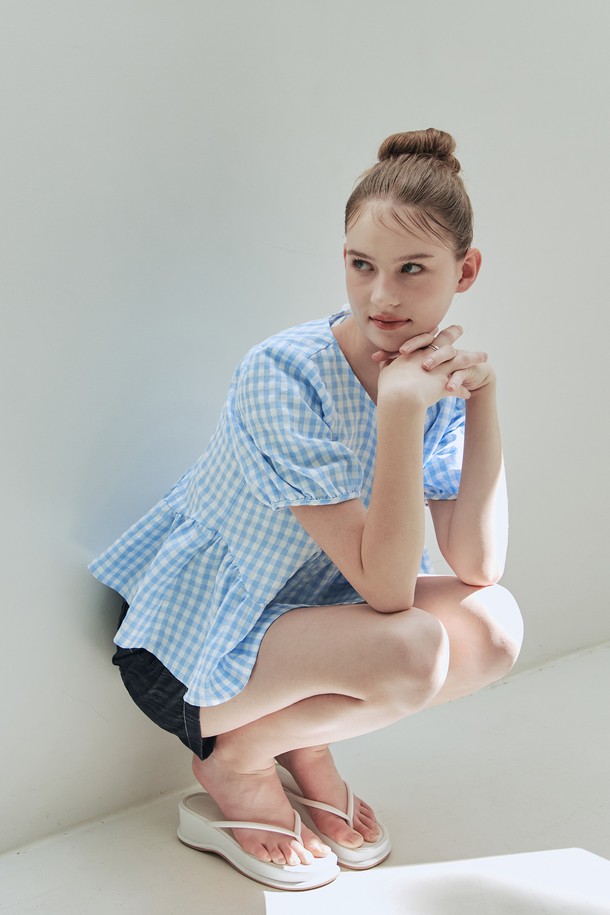 [2컬러] 릴리 퍼프 블라우스는 로맨틱하고 러블리한 무드를 연출하는 여성 블라우스입니다. 블루와 레드로 출시되었으며, 면과 폴리에스테르 혼방 소재의 체크 패턴으로 시원한 여름철에 착용하기 좋습니다. 라운드넥, 반소매, 릴랙스핏 디자인에 페플럼 디테일, 백 버튼, 퍼프 소매로 볼륨감 있는 실루엣을 완성합니다.
