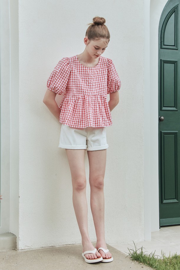 **[2컬러] 릴리 퍼프 블라우스**는 로맨틱하고 베이직한 무드를 동시에 연출하는 여성 블라우스입니다. 면과 폴리에스테르 혼방 소재의 체크 패턴, 스퀘어넥, 반소매 디자인으로 봄, 여름 시즌에 시원하게 착용하기 좋습니다. 페플럼 디자인과 퍼프 소매가 여성스러운 실루엣을 완성하며, 뒷면 단추 디테일이 돋보이는 루즈핏 블라우스입니다.
