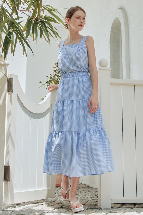 블루 컬러의 블루벨 캉캉 스커트는 산뜻한 체크 패턴과 A라인 핏으로 여성스러운 실루엣을 연출합니다. 가볍고 부드러운 폴리에스테르 혼방 소재에 안감 처리가 되어 비침 걱정 없이 편안하게 착용 가능하며, 허리 전체 밴딩과 양쪽 포켓 디테일로 실용성을 더했습니다. 데일리룩부터 리조트룩까지 활용 가능한 캐주얼 스타일로, 캉캉 디자인 특유의 볼륨감과 넉넉한 루즈핏이 봄, 여름 시즌 시원하고 경쾌한 무드를 선사합니다.
