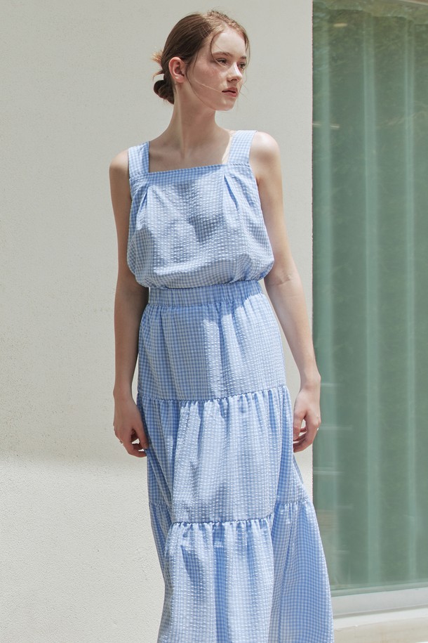 블루 컬러의 시원한 분위기를 연출하는 블루벨 체크 나시입니다. 가볍고 통기성이 좋은 폴리에스테르와 면 혼방 소재로 제작되어 여름철에도 쾌적하게 착용할 수 있습니다. 레귤러핏에 스퀘어넥 디자인, 전면 핀턱 디테일과 후면 밴딩, 옆면 지퍼를 더해 편안함과 스타일을 동시에 잡았습니다.
