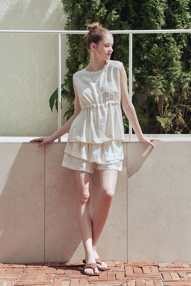 허리 전체 밴딩과 스트링으로 편안한 착용감을 선사하는 레이어드 팬츠 스커트입니다. 시원한 레이온, 나일론, 린넨 혼방 소재로 제작되어 여름철에도 쾌적하게 착용 가능하며, A라인 루즈핏 실루엣과 중간 기장으로 다리 라인을 커버해 줍니다. 아이보리 컬러의 무지 디자인에 바지 레이어드로 캐주얼한 스타일을 연출해 보세요.
