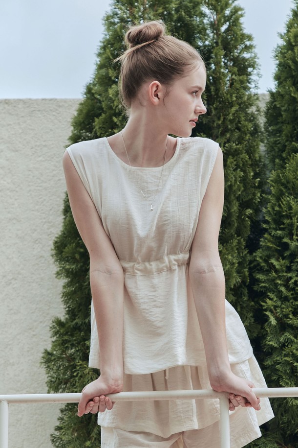 부드러운 촉감의 아이보리 컬러 리본 포인트 슬리브리스 블라우스입니다. 레이온, 나일론, 린넨 혼방 소재로 제작되어 여름에도 시원하게 착용 가능하며, 우아한 스타일을 연출합니다. 라운드넥과 민소매 디자인에 뒷면 리본 및 스트링 디테일이 더해져 여성스러운 매력을 더하고, 약간의 신축성으로 편안한 착용감을 선사합니다.
