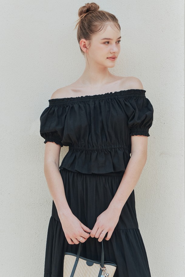 세련된 스타일을 연출해 줄 수플레 셔링 블라우스입니다. 부드러운 면 소재에 블랙 컬러, 슬림핏으로 우아하고 페미닌한 분위기를 선사하며, 오프숄더 네크라인과 퍼프 소매, 셔링 디테일이 여성스러운 실루엣을 강조합니다. 시원한 착용감과 백 리본 디테일, 스트라이프 패턴의 조화로 봄, 여름 데일리룩에 포인트를 더해보세요.
