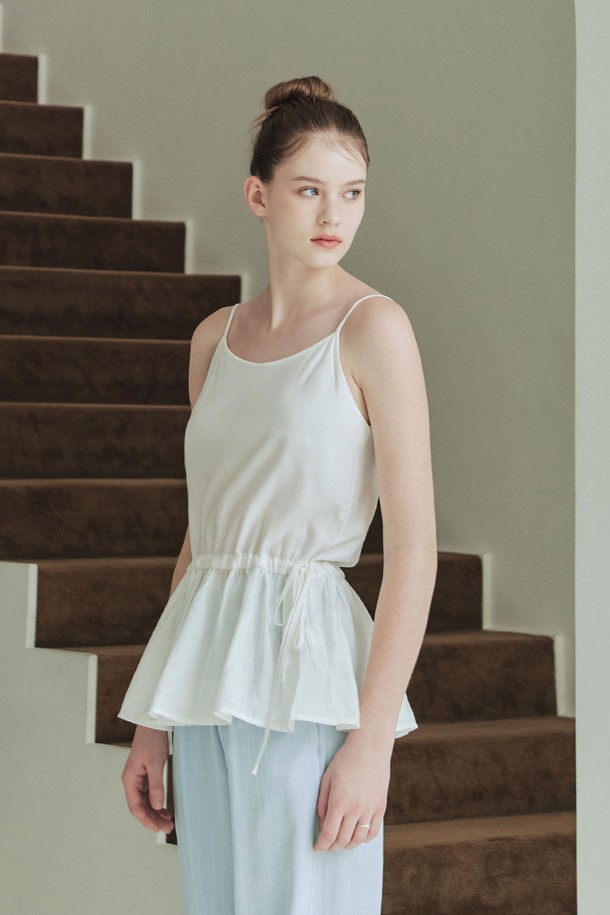 아이보리 컬러의 여성용 리본 셔링 슬리브리스입니다. 비스코스, 나일론, 텐셀 혼방 소재로 부드러운 촉감을 자랑하며, 봄, 여름에 시원하게 착용하기 좋습니다. 라운드넥, 루즈핏, 민소매 디자인으로 우아한 무드를 연출하며, 허리라인 플레어 디자인과 양옆의 리본 셔링 디테일이 특징입니다. 얇은 두께감과 앞면 긴 이너 라이닝으로 편안함과 스타일을 동시에 갖춘 데일리 상의입니다.
