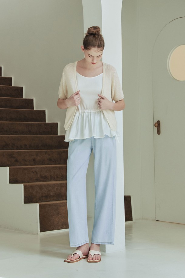 부드러운 촉감과 슬림핏으로 여성스러운 실루엣을 연출하는 [2컬러] 썸머 레이지 가디건입니다. 시원한 여름을 위한 얇은 두께감과 통기성이 좋은 아크릴, 나일론 혼방 소재로 제작되었으며, 반소매 기장과 브이넥 디자인으로 시원함을 더했습니다. 립 니트 마감, 버튼 여밈, 신축성, 은은한 광택감의 버튼 디테일이 특징이며, 비침이 있어 이너웨어와 함께 다양한 스타일을 연출할 수 있습니다.
