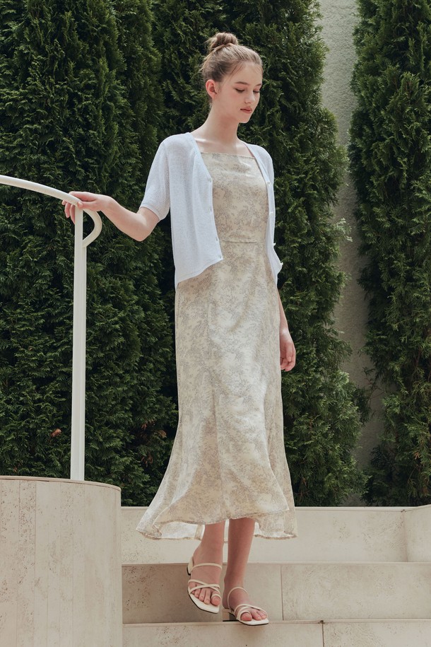 [2컬러] 썸머 레이지 가디건은 부드러운 아크릴, 나일론 혼방 소재로 제작되어 얇고 시원한 착용감을 선사합니다. 슬림핏 V넥 디자인에 반소매 기장, 골지 패턴으로 캐주얼하면서도 베이직한 스타일을 연출하며, 반투명 소재와 라운드 실루엣 버튼, 레이어드 가능한 실용적인 특징을 갖추었습니다. 화이트, 크림 두 가지 색상으로 출시되어 다양한 여름 스타일링에 활용하기 좋습니다.
