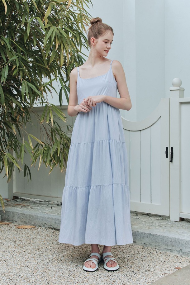 싱그러운 여름을 담은 [2컬러] 선샤인 캉캉 원피스입니다. 블루와 그린 두 가지 색상으로 만나볼 수 있으며, 가볍고 시원한 레이온, 나일론, 폴리에스터 혼방 소재로 제작되어 데일리룩부터 휴가지 패션까지 다양하게 활용하기 좋습니다. A라인 플레어 핏과 캉캉 치마 디자인, 민소매 스트랩, 사이드 지퍼, 사이드 포켓, 안감을 더해 편안함과 우아함을 동시에 선사합니다(신축성 없음, 비침 없음).
