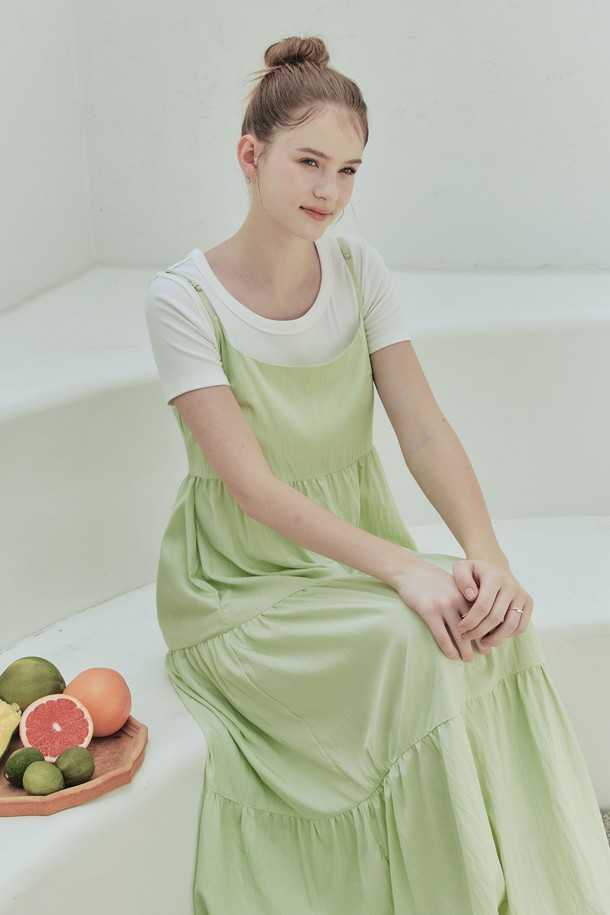 싱그러운 여름을 담은 [2컬러] 선샤인 캉캉 원피스를 만나보세요. 부드러운 레이온, 나일론, 폴리에스터 혼방 소재로 제작되어 편안한 착용감을 선사하며, 캉캉 디자인과 플레어 핏이 우아한 실루엣을 연출합니다. 시원한 민소매 스트랩 스타일과 양쪽 포켓, 사이드 지퍼 디테일로 실용성을 더하여 데일리룩 또는 휴가지에서 돋보이는 스타일을 완성해 보세요.
