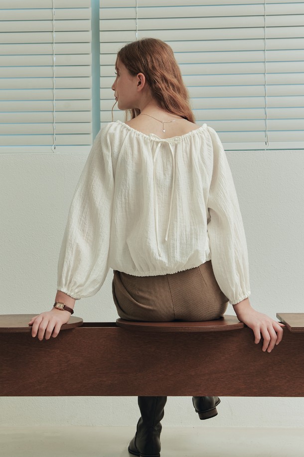 블리스 셔링 블라우스 / 크림은 여성 의류로, 봄과 여름에 어울리는 우아하고 베이직한 스타일의 블라우스입니다. 텐셀과 나일론 혼방 소재로 제작되어 부드러운 촉감을 선사하며 얇은 두께감으로 편안하게 착용할 수 있습니다. 래글런 어깨라인과 볼륨 소매, 넥라인 및 밑단 밴딩, 후면 리본 디테일이 특징이며, 라운드넥과 루즈핏으로 디자인되었습니다. 일상, 데이트룩, 카페룩, 모임룩 등 다양한 TPO에 활용 가능하며, 클래식, 미니멀, 로맨틱 스타일을 연출하기 좋습니다. 특히, 비침이 있어 은은한 멋을 더합니다.
