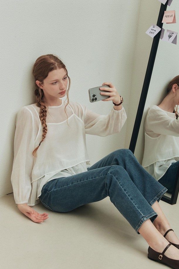 비올라 레이어드 블라우스 / 아이보리는 우아하고 페미닌한 무드를 연출하는 여성 블라우스입니다. 얇은 두께감의 텐셀과 나일론 혼방 소재로 제작되어 부드러운 촉감을 선사하며, 봄, 여름 시즌에 착용하기 좋습니다. 라운드넥에 긴 소매, 레귤러핏으로 디자인되었으며, 버스티에 레이어드 스타일과 소매 밴드, 이중 리본 디테일이 특징입니다. 앞뒤 양면 착용 및 버스티에 단독 착용이 가능하여 다양한 스타일을 연출할 수 있습니다. 데이트룩, 카페룩, 모임룩 등 다양한 TPO에 맞춰 클래식, 미니멀, 로맨틱 스타일을 즐겨보세요.
