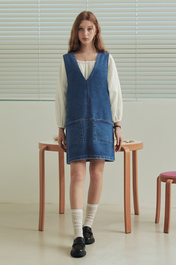 산뜻한 블루 컬러의 스티치 브이넥 데님 원피스입니다. 캐주얼하고 베이직한 스타일로 봄, 가을에 활용하기 좋습니다. 세미 A라인 핏으로 편안하면서도 여성스러운 실루엣을 연출하며, 절개 라인 포켓 디테일로 실용성을 더했습니다. 브라운 컬러 스티치 봉제와 후면 넥 아래 가죽 패치가 포인트입니다. 레이어드 스타일링으로 다양한 분위기를 연출할 수 있으며, 동네 마실룩이나 데이트룩으로도 좋습니다.
