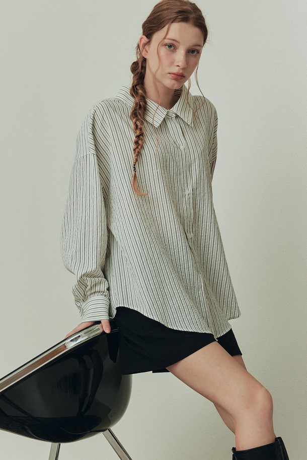 "하디 루즈핏 스트라이프 셔츠 / 아이보리"는 데일리룩과 오피스룩에 적합한 여성 셔츠입니다. 봄, 여름 시즌에 어울리는 이 셔츠는 모던한 스타일을 연출하며, 칼라넥과 긴소매 디자인으로 깔끔한 느낌을 줍니다. 부드러운 면과 폴리에스테르 혼방의 시어서커 원단으로 제작되어 가볍고 통기성이 뛰어나며, 뒷넥 스트랩으로 리본 연출이 가능합니다. 루즈핏 실루엣으로 편안하게 착용할 수 있으며, 약간의 비침이 있을 수 있습니다. 미니멀하고 클래식한 스타일을 선호하는 분들께 추천합니다.
