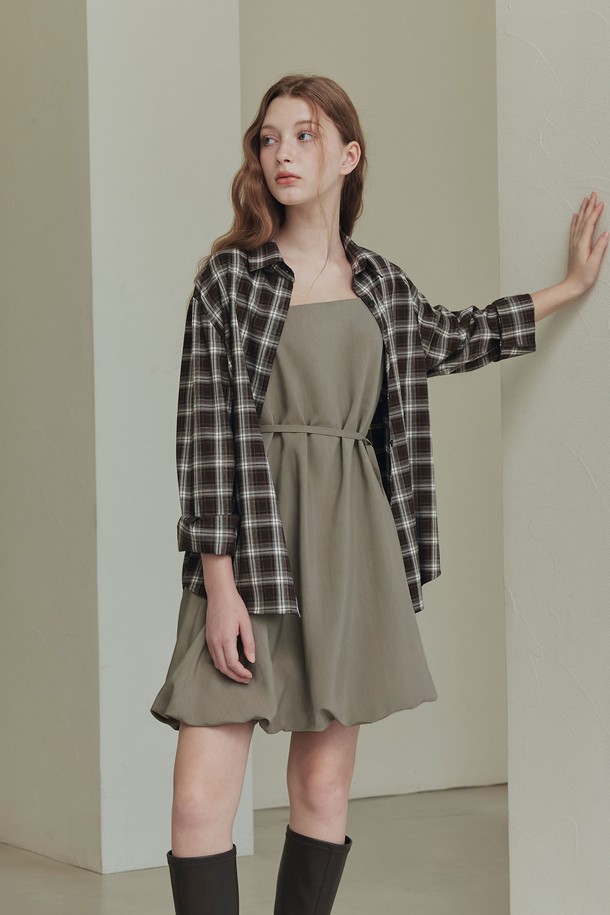 모카무스 컬러의 벌룬 원피스입니다. 부드러운 비스코스, 레이온, 폴리에스테르 혼방 소재로 제작되어 봄, 여름 계절에 시원하게 착용할 수 있습니다. 스위트하트넥과 민소매 디자인이 우아한 분위기를 연출하며, 루즈핏으로 편안한 착용감을 선사합니다. 허리 스트랩 조절이 가능하여 다양한 스타일링을 시도할 수 있으며, 사이드 지퍼와 안감으로 편의성을 더했습니다. 데이트룩, 카페룩, 여행룩 등 TPO에 맞춰 클래식, 로맨틱, 미니멀한 스타일을 연출해보세요.
