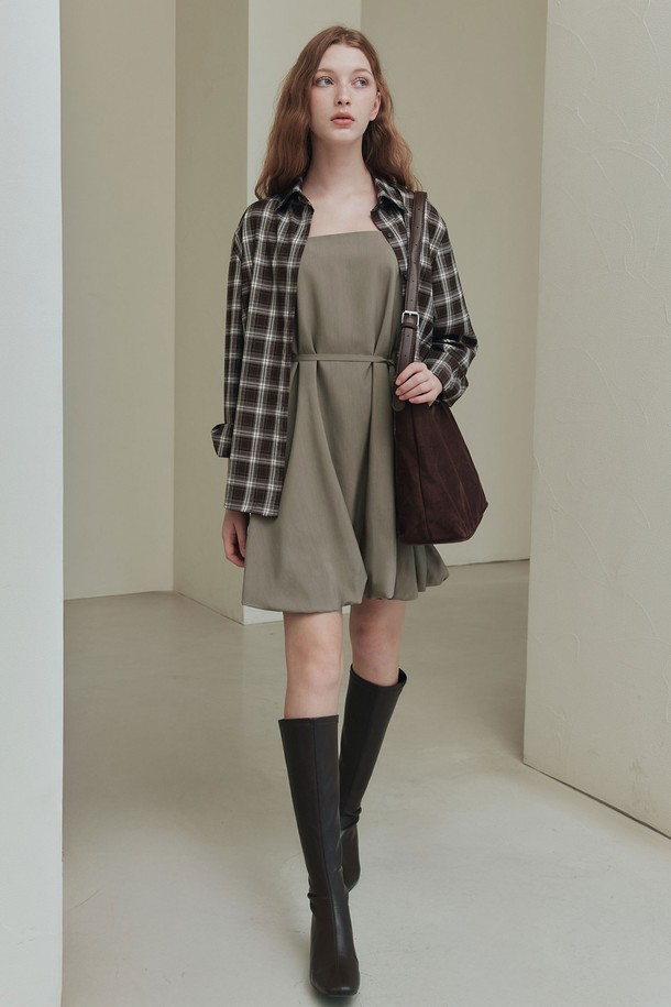 코코넛 뒷 절개 셔츠 / 브라운은 부드러운 촉감이 특징인 여성용 셔츠입니다. 텐셀, 레이온, 스판덱스 혼방 소재로 제작되었으며, 봄, 여름에 착용하기 좋습니다. 루즈핏에 긴소매, 라운드넥 디자인으로 캐주얼한 스타일을 연출하며, 뒷면에 절개 디테일이 포인트입니다. 단독 또는 이너 레이어드로 다양한 스타일을 소화할 수 있으며, 데이트룩, 카페룩, 쇼핑룩에 잘 어울립니다. 체크 패턴의 브라운 컬러로 미니멀하고 클래식한 무드를 더해보세요.
