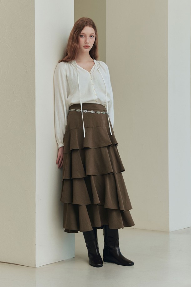 모카 브라운 컬러의 캉캉 플레어 스커트입니다. 여성 의류로, 로맨틱하고 엘레강스한 스타일을 연출할 수 있습니다. 사계절용으로, 일상에서 데이트룩, 모임룩, 카페룩 등 다양한 TPO에 활용하기 좋습니다. 부드러운 촉감의 폴리에스테르 소재로 제작되었으며, 중간 두께감으로 편안하게 착용 가능합니다. 뒷밴딩과 광택감 있는 원단, 볼륨감 있는 실루엣, 티어드 디자인이 특징이며, 클래식, 로맨틱, 미니멀 스타일을 즐기는 분들께 추천합니다.
