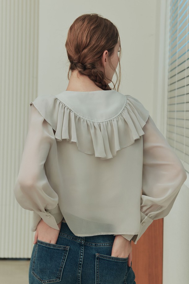 "오로라 리본 블라우스 / 샌드 그레이"는 여성스러운 매력을 극대화하는 블라우스입니다. 부드러운 촉감의 시폰 소재에 플로잉 원단, 프릴 디테일과 리본 포인트가 더해져 보헤미안 무드와 페미닌 스타일을 동시에 선사합니다. 샌드 그레이, 크림, 블랙 세 가지 컬러로 출시되었으며, 얇은 두께감과 넉넉한 루즈핏으로 편안하게 착용 가능합니다. 데이트룩, 카페룩, 모임룩 등 다양한 TPO에 로맨틱, 클래식, 에스닉 스타일을 연출해보세요. 긴 소매 기장의 리본넥 블라우스로, 봄, 여름 시즌에 활용하기 좋습니다.