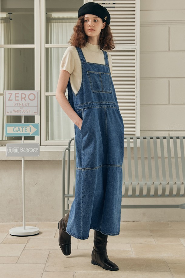 [2TYPE] 오버롤 데님 원피스는 캐주얼한 스타일의 여성 의류입니다. 블루 컬러의 무지 데님 소재로 제작되었으며, 봄, 가을에 착용하기 좋습니다. 민소매 디자인에 스퀘어넥이 돋보이며, 루즈핏과 A라인 치마 타입으로 편안한 착용감을 선사합니다. 오버롤 스타일과 포켓 디테일이 더해져 산책룩으로 활용하기 좋으며, 두꺼운 두께감과 뻣뻣한 촉감이 특징입니다.
