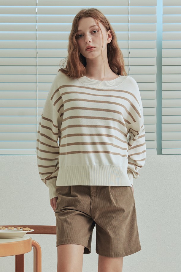 베이지 컬러의 스트라이프 라운드넥 니트는 여성스러운 분위기를 연출하는 상의입니다. 얇은 스트라이프 패턴에 부드러운 폴리에스테르와 비스코스 혼방 소재로 제작되어 편안한 착용감을 선사합니다. 루즈핏 디자인과 드롭숄더, 사이드 슬릿 디테일이 더해져 로맨틱하면서도 세련된 스타일을 완성합니다. 봄, 가을 계절에 데이트룩, 카페룩, 모임룩 등 다양한 TPO에 매치하기 좋으며, 클래식, 로맨틱, 미니멀 스타일을 즐기는 분들께 추천합니다. 긴 소매 또는 반소매 기장으로 출시되어 계절에 맞게 선택할 수 있으며, 텍스처드 스티칭 처리로 은은한 포인트를 더했습니다.
