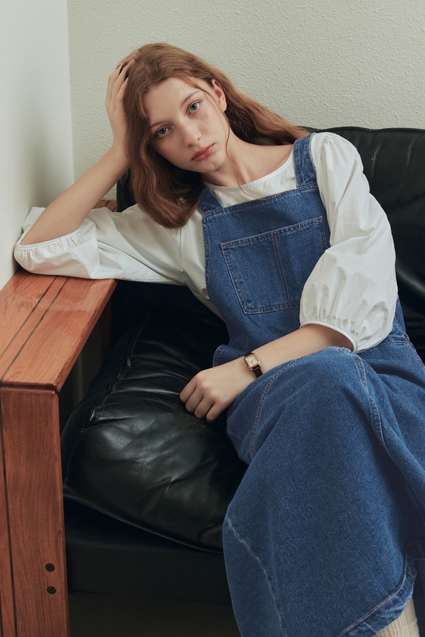 데이지 퍼프 블라우스 / 화이트(긴팔ver)는 로맨틱, 러블리, 베이직 스타일을 즐기는 여성들을 위한 상의입니다. 봄, 여름, 가을에 착용하기 좋은 면 소재의 레귤러핏 블라우스로, 라운드넥과 긴 소매가 특징입니다. 화이트 색상의 무지 디자인이며, 퍼프소매 디테일과 페플럼 디자인이 여성스러운 분위기를 더해줍니다. 또한, 뒷면 단추 디테일과 여유있는 핏으로 편안함까지 놓치지 않았으며, 투명도가 약간 있습니다. 데이트룩, 카페룩, 모임룩에 매치하여 로맨틱, 클래식, 미니멀 스타일을 연출해보세요.
