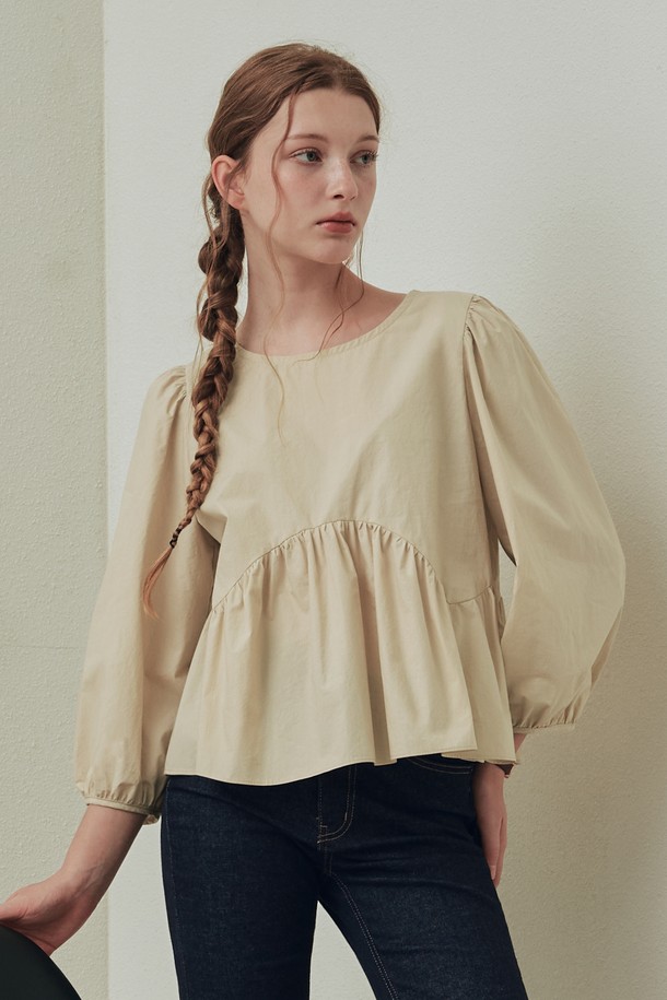 데이지 퍼프 블라우스 / 베이지(긴팔ver)는 로맨틱하고 베이직한 스타일을 연출하는 여성 블라우스입니다. 봄, 여름, 가을에 착용하기 적합하며, 여유 있는 핏과 라운드넥 디자인으로 편안함을 더했습니다. 면 소재로 제작되어 부드러운 촉감을 선사하며, 크롭 기장과 긴소매가 특징입니다. 퍼프 소매 디테일과 페플럼 디자인이 로맨틱한 무드를, 뒷면 단추 디테일이 포인트를 더합니다. 데이트룩, 카페룩, 모임룩 등 다양한 TPO에 활용 가능하며, 미니멀하고, 클래식한 스타일을 연출할 수 있습니다.
