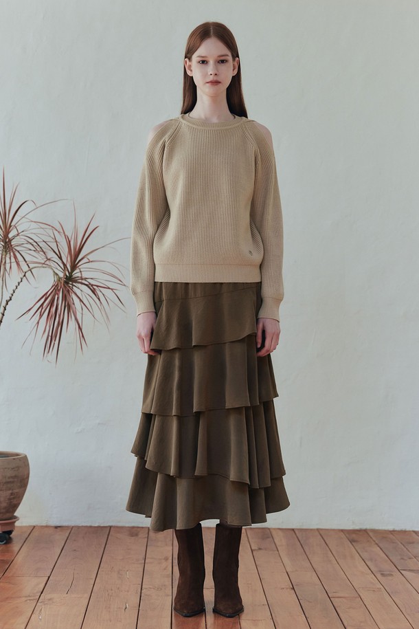 오프닝 오프숄더 니트 / 베이지는 여성 의류로, 봄, 가을, 겨울에 착용하기 좋은 니트/스웨터입니다. 베이지, 아이보리, 네이비 3가지 색상으로 만나볼 수 있으며, 페미닌하고 캐주얼한 스타일을 연출하기 좋습니다. 오프숄더 디자인과 컷아웃 디테일, 라글란 소매가 특징이며, 부드러운 촉감의 아크릴, 폴리에스테르 혼방 소재로 제작되었습니다. 루즈핏 크롭 기장으로 데이트룩, 카페룩에 모두 잘 어울리는 아이템입니다.
