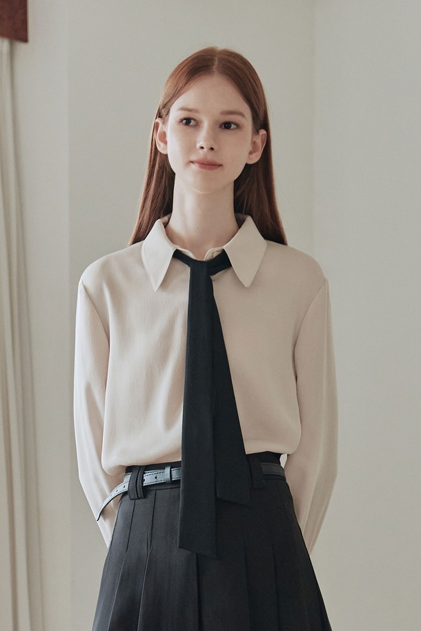 데일리 타이 블라우스 / 베이지는 여성스러운 실루엣을 연출하는 블라우스입니다. 부드러운 폴리에스테르 소재로 제작되어 편안한 착용감을 선사하며, 봄, 여름, 가을 계절에 착용하기 좋습니다. 리본 타이 디테일과 긴 소매, 레귤러핏 디자인으로 클래식하고 로맨틱한 무드를 더합니다. 데이트룩, 오피스룩, 모임룩 등 다양한 TPO에 활용 가능하며, 베이지, 화이트, 버터옐로우 색상으로 만나볼 수 있습니다. 워싱 가공 처리와 신축성 있는 소재로 활동성을 높였습니다.

