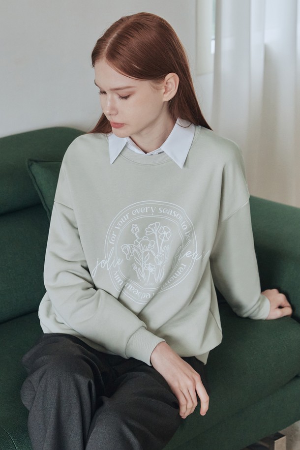 플라워 레터링 맨투맨 / 라이트 카키는 부드러운 촉감의 면과 폴리에스테르 혼방 소재로 제작되어 편안한 착용감을 선사합니다. 라운드넥에 드롭숄더 디자인으로 자연스러운 핏을 연출하며, 브랜드 특유의 레터링과 입체 자수 플라워 패턴이 돋보입니다. 루즈핏과 중간 두께감으로 봄, 가을, 겨울철 캐주얼 및 스트릿 스타일을 완성하기 좋습니다. 라이트 카키, 크림, 블랙 세 가지 컬러로 출시되어 다양한 룩에 활용 가능하며, 가을 나들이룩이나 겨울 데일리룩에 매치하기 좋습니다.
