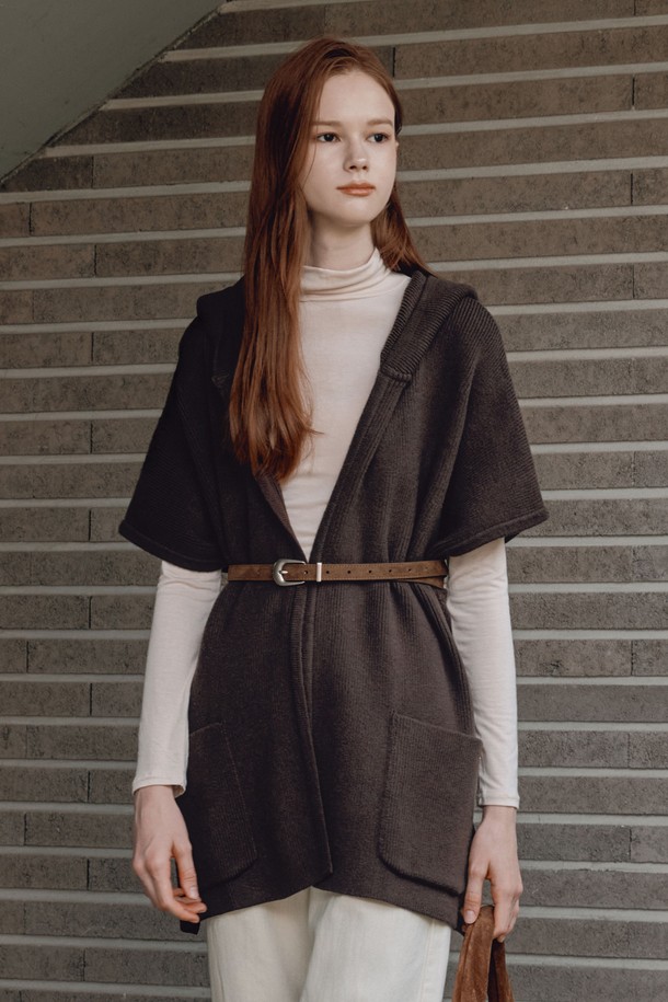 **후드 케이프 가디건 / 브라운**

부드러운 촉감의 브라운 컬러 후드 케이프 가디건입니다. 아크릴과 폴리에스테르 혼방 소재로 제작되어 가을 시즌에 적합하며, 릴랙스핏으로 편안한 착용감을 선사합니다. 후드 테이프 디자인과 로고 펜던트 디테일 아웃포켓으로 캐주얼한 스타일을 연출합니다. 중간 두께감에 긴 소매 기장으로, 동네 마실룩, 산책룩, 집콕룩 등 다양한 TPO에 활용 가능합니다.  미니멀하고 클래식한 무드를 더해주는 아이템입니다.
