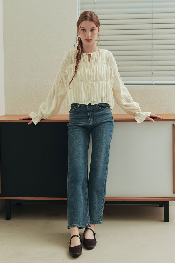 인디고 컬러의 여성용 스트레이트 워싱 데님 팬츠입니다. 면과 스판덱스 혼방 소재로 제작되어 편안한 착용감과 신축성을 제공하며, 봄, 가을에 적합합니다. 자연스러운 워싱 효과와 허리라인 브러쉬 디테일이 빈티지하면서도 베이직한 스타일을 연출합니다. 데이트룩, 쇼핑룩 등 다양한 TPO에 활용 가능하며, 캐주얼, 클래식, 미니멀 스타일을 즐기는 분들께 추천합니다. 인디고 염료 특성상 이염 가능성이 있으니, 주의하여 착용하십시오.
