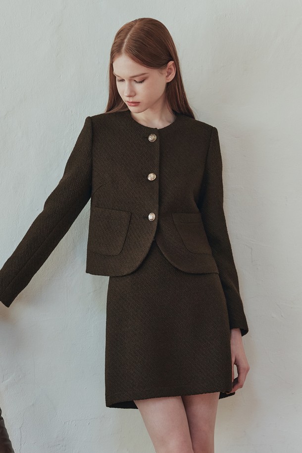 테디 트위드 재킷 / 브라운은 여성스러운 매력을 강조하는 아우터입니다. 가을에 어울리는 브라운 컬러의 슬림핏 재킷으로, 울과 폴리에스테르 혼방 소재로 제작되어 부드러운 촉감을 선사합니다. 라운드넥 디자인에 골드톤 버튼으로 포인트를 주어 엘레강스하고 클래식한 스타일을 연출하며, 안감이 있어 편안하게 착용할 수 있습니다. 오피스룩, 모임룩, 소개팅룩 등 다양한 TPO에 활용 가능하며, 세트 구성으로 더욱 세련된 스타일링을 완성할 수 있습니다.
